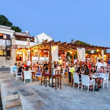 Maia Lena Cdn051021 Eyb *
